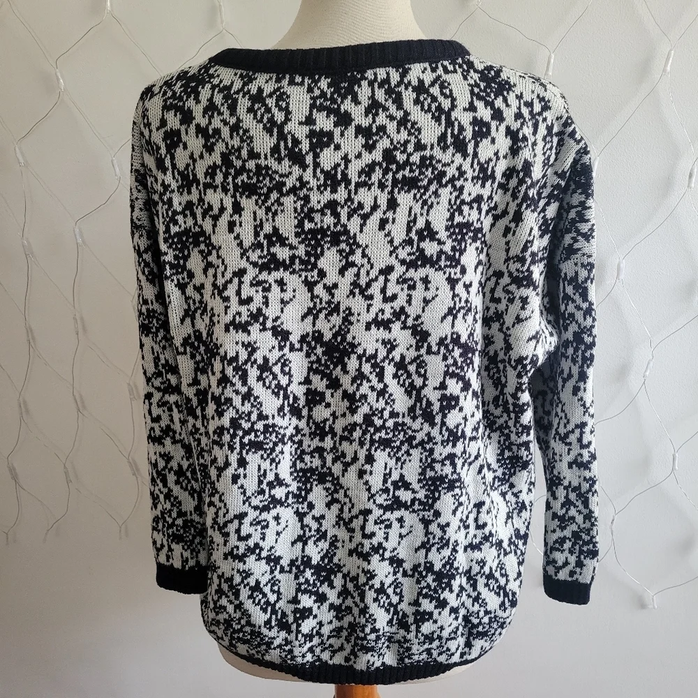 • SALE! Labeless Vintage Winter Sweater • Monochrome• Cropped • Sz Lrg